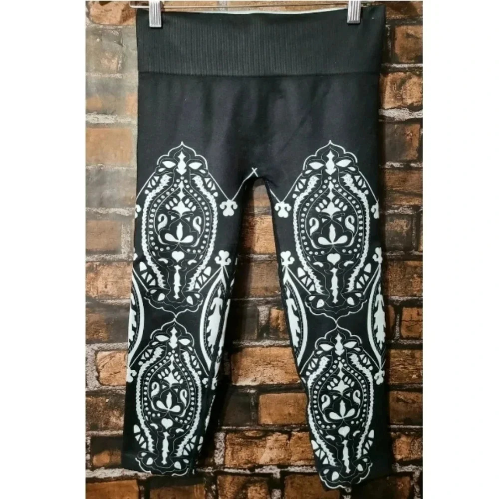 Phat Buddha Women's Cropped Yoga Leggings 